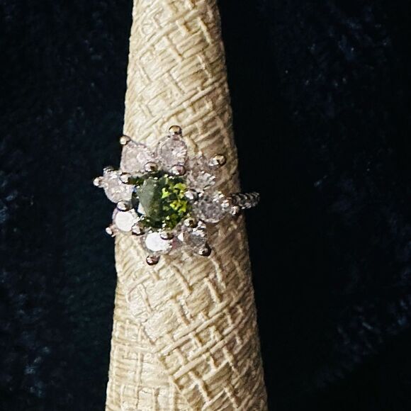 NEW GORGEOUS GREEN FLOWER BLING RING - Picture 5 of 8